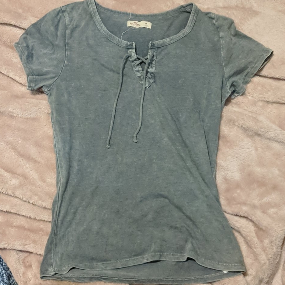 Hollister tee